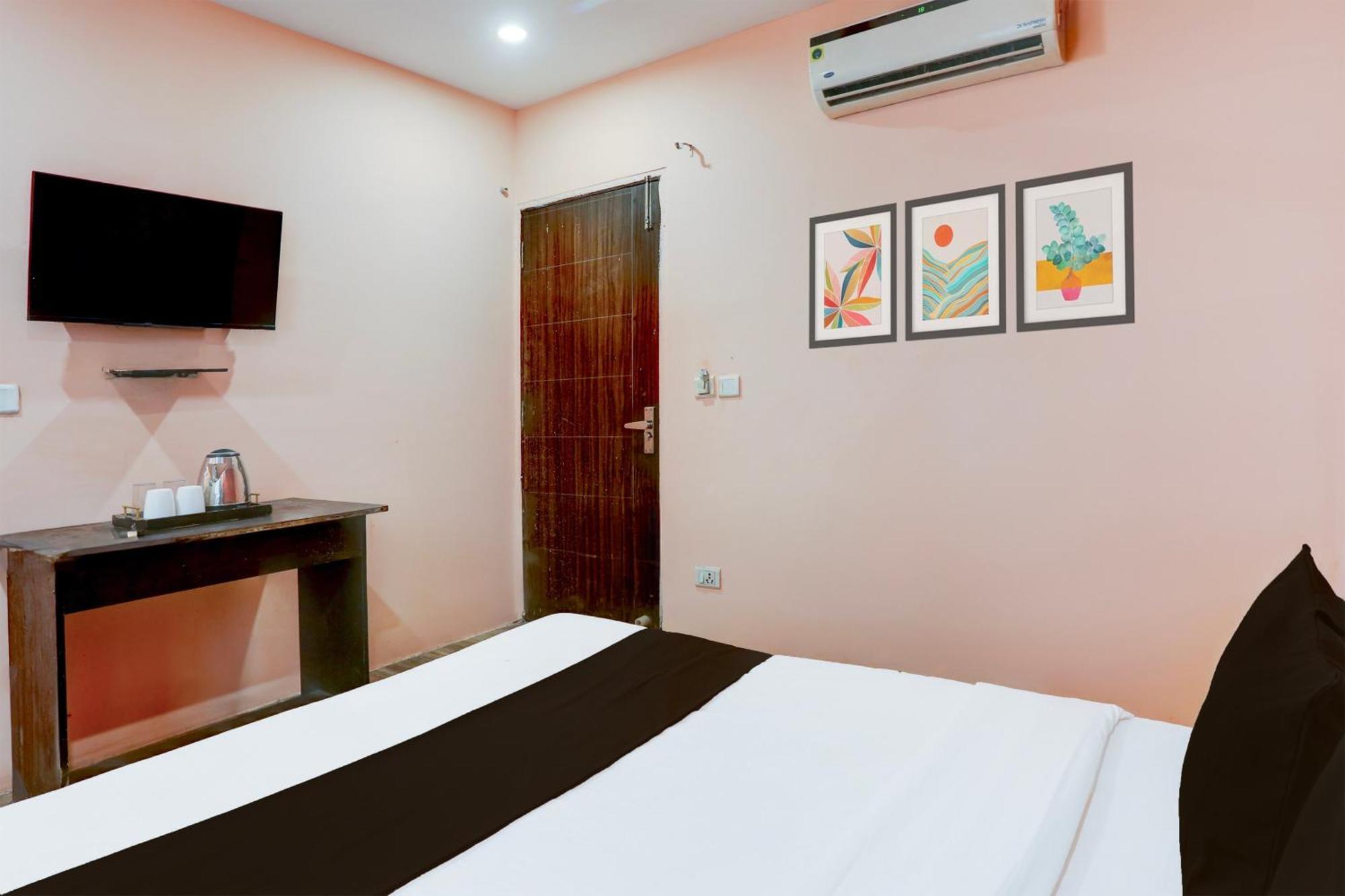 Super Hotel O S J Residency Дели Экстерьер фото