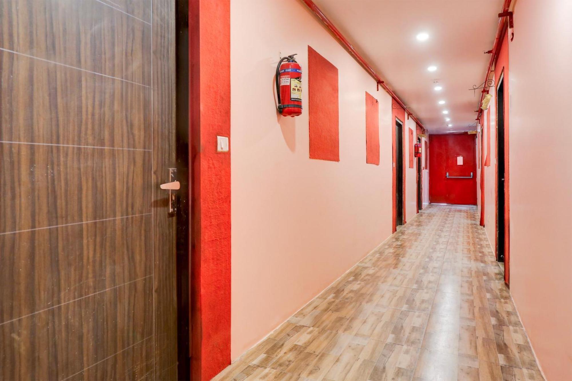 Super Hotel O S J Residency Дели Экстерьер фото
