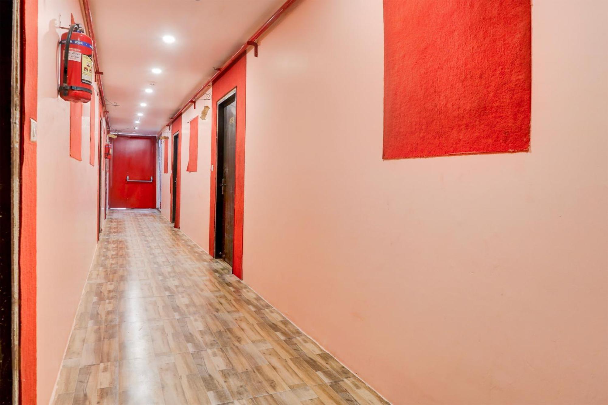 Super Hotel O S J Residency Дели Экстерьер фото