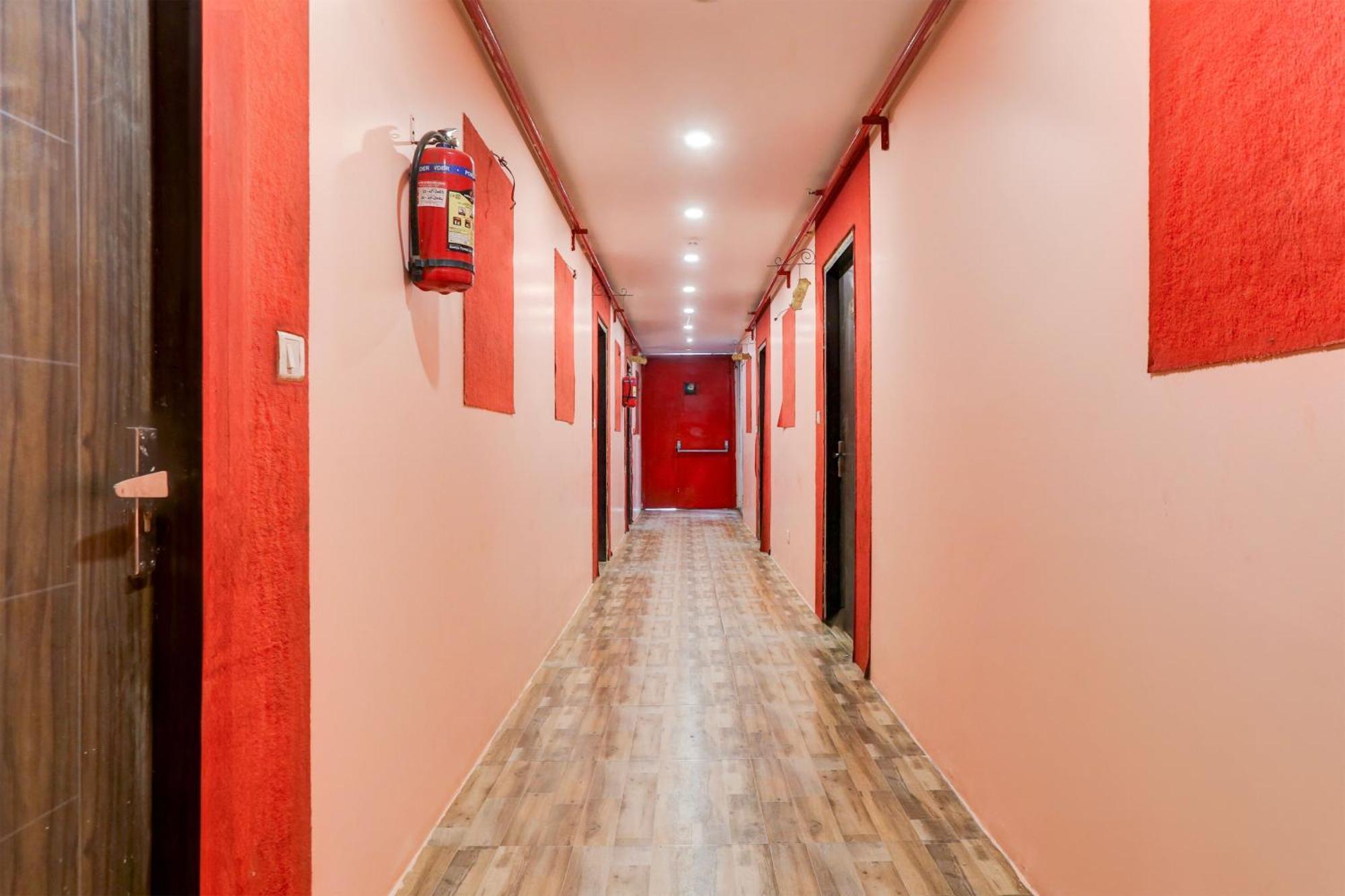 Super Hotel O S J Residency Дели Экстерьер фото